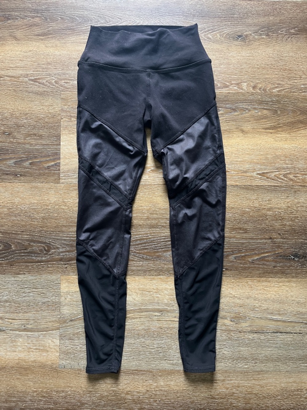 Alo Yoga Sheila Legging featuring mesh panels and glossy tonal panels. Black XS